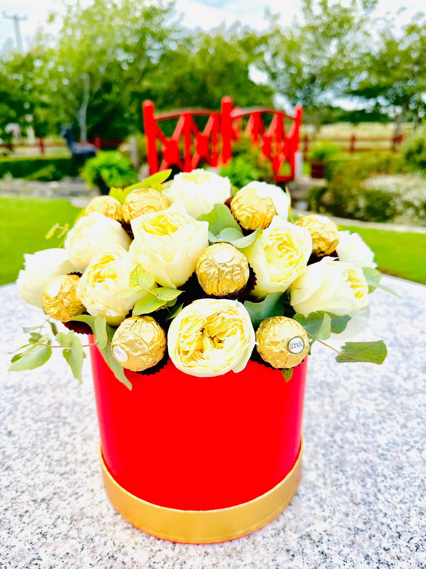 White Roses Ferrero Hatbox