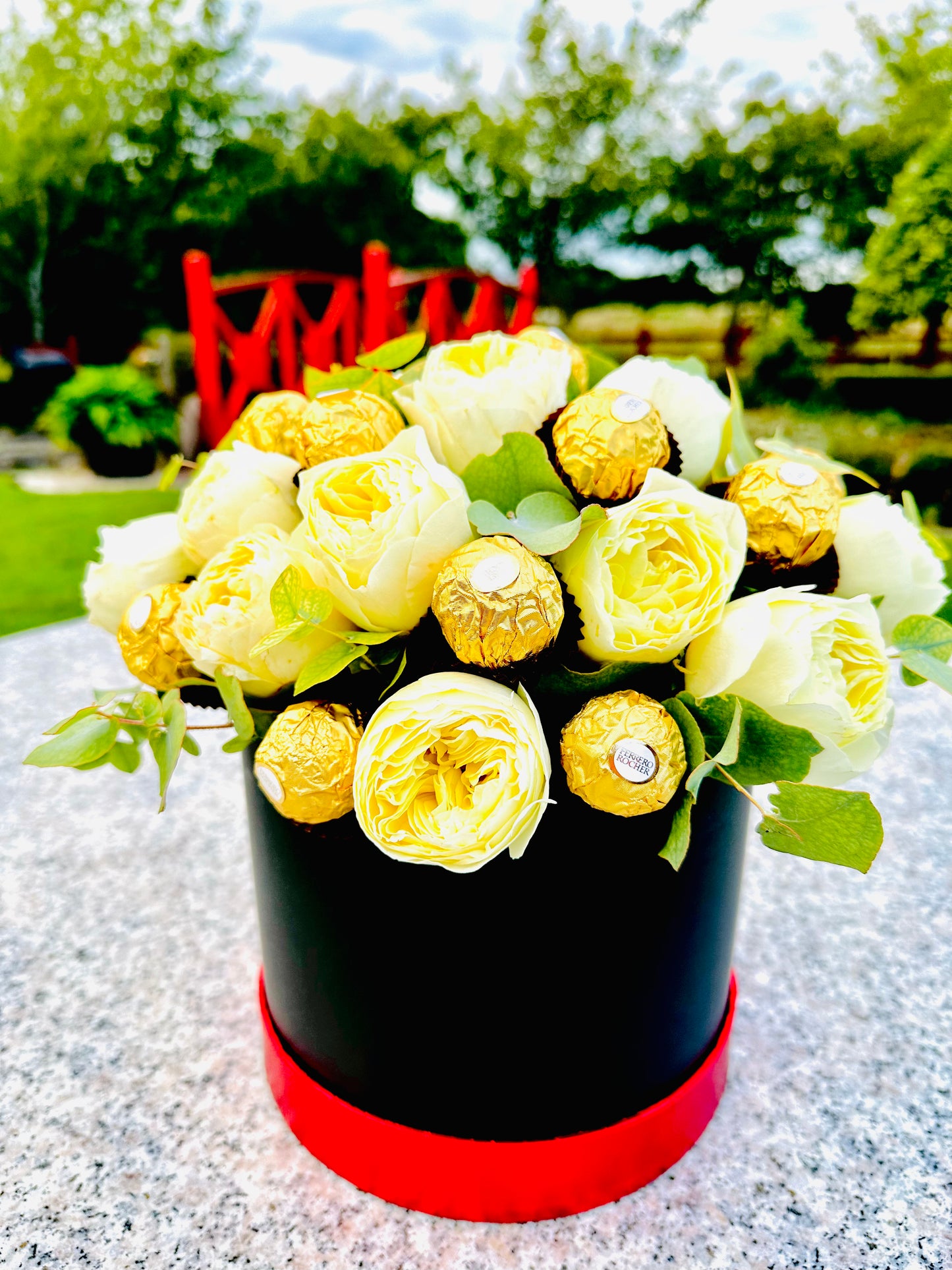 White Roses Ferrero Hatbox