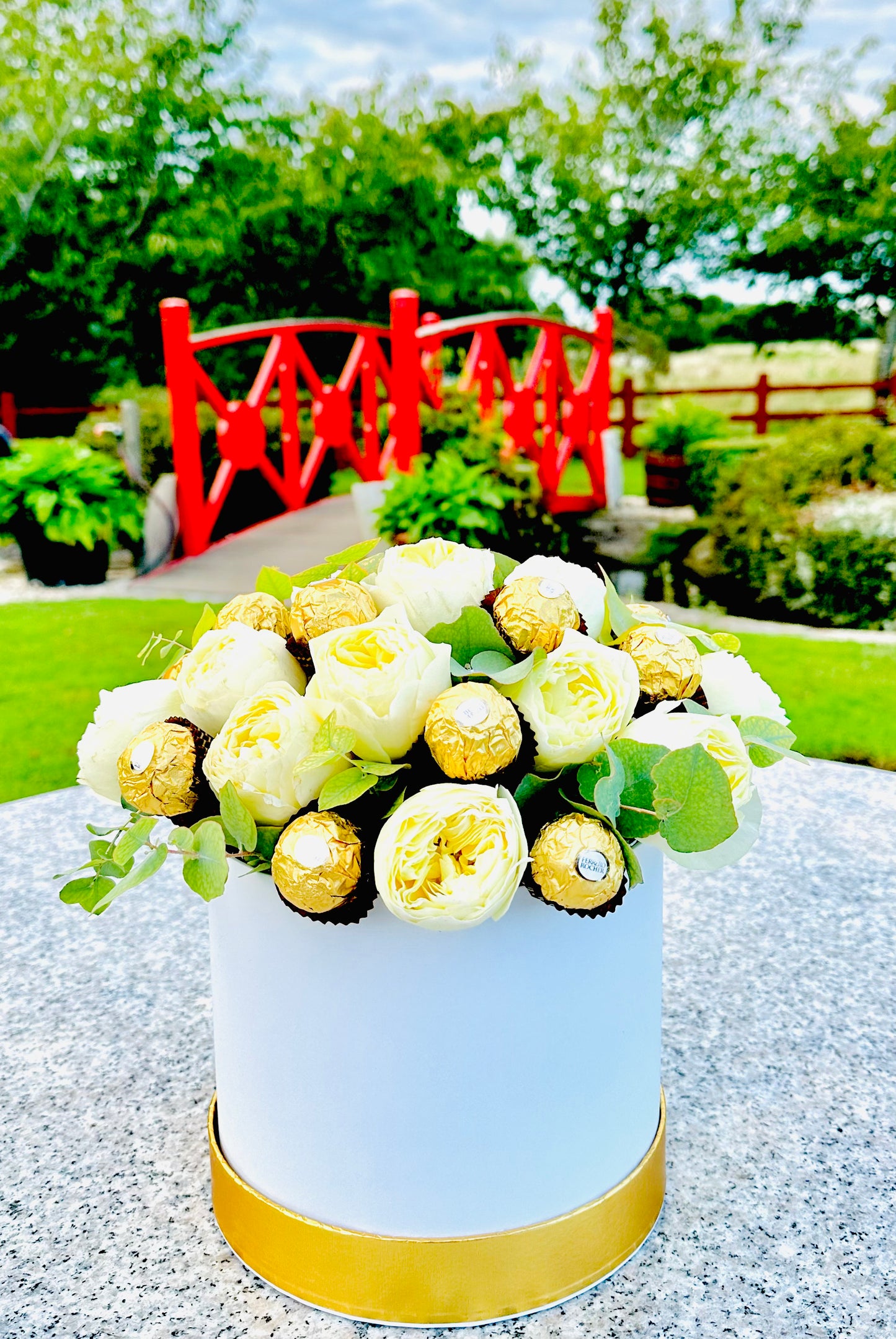 White Roses Ferrero Hatbox